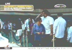 ALAY SA ISANG DAKILANG PINUNO: Ang may-akda habang nag-aalay ng saludo sa harap ng mga labi ng Tagapamahalang Pangkalahatan ng Iglesia ni Cristo Eraño "Ka Erdy" Manalo sa Templo Sentral ng INC, gabi ng 3 Setyembre 2009 (TV grab mula sa Net25 sa kagandahang loob ni Charlemagne John Chua).