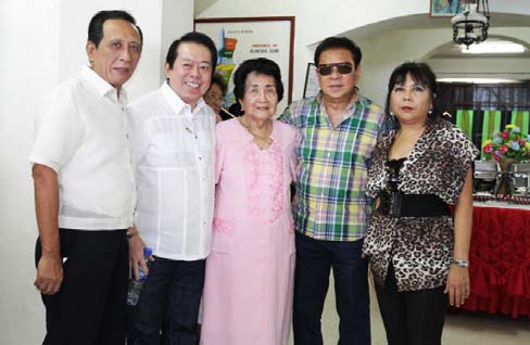 ALL IS WELL: Sina Kong. Bingbong Crisologo, SPM Jerry Singson, dating Gobernador Carmeling Crisologo, Gob. Luis “Chavit” Singson, at Atty. Joy Crisologo sa pagdiriwang ni Gob. Carmeling ng kanyang ika-88 kaarawan noong 5 June 2011 sa Cordillera Inn, Heritage Village, Vigan City. Kuha ni Dante Tacata ng Tawid News Magazine.