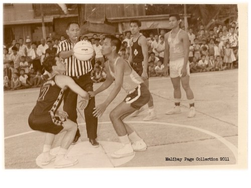 03 naglalaro ng basketball ang ilang henerasyon ng mga kabataan