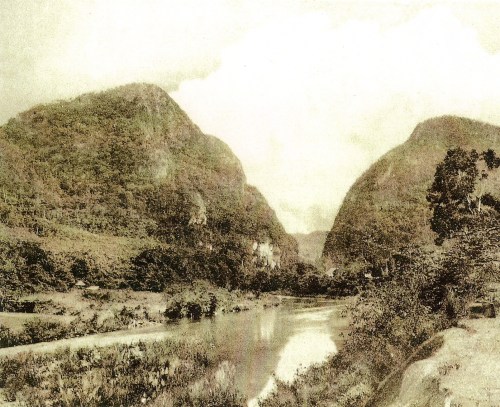 Bundok Tapusi, Montalban. Mula sa Kasaysayan: The Story of the Filipino People.