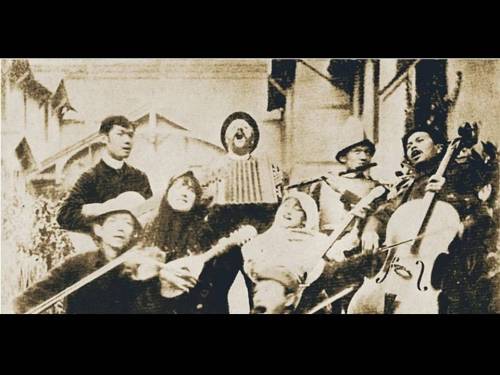 19 Sa isang larawan makikita si Rizal na tila nagsasaya kasama ng kanyang naka-cosplay na barkada