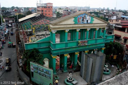 ginigiba na ang plaza upang patayuan