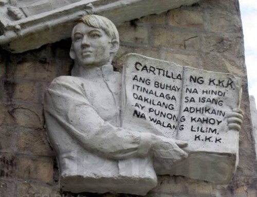 Emilio Jacinto at ang Kartilya, detalye ng bas relief sa Bantayog ng mga Bayani sa Mt. Samat, Pilar, Bataan.