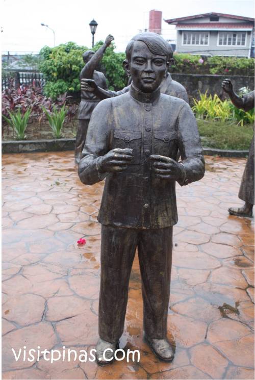 Si Jacinto nagpupunit ng sedula, detalye ng monumento para sa Unang Sigaw ng Himagsikan sa Lungsod Quezon.