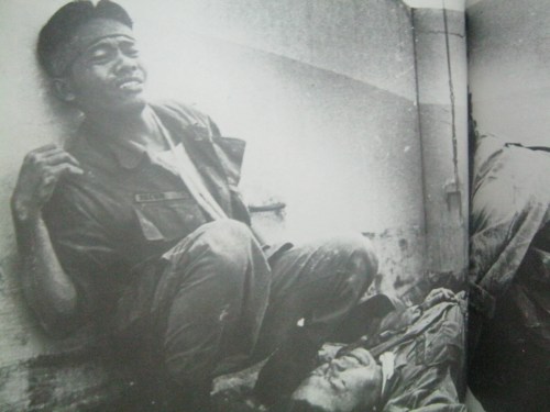 Isang madugo at malungkot na eksena sa isang rooftop sa Makati noong kudeta ng Disyembre 1989.  Mula sa aklat ng PCIJ na Kudeta:  A Challenge to Philippine Democracy."