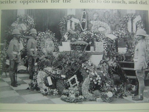 Isang Cabllero ni Rizal habang binabantayan ang mga labi Rizal sa bulwagang marmol ng Ayuntamiento de Manila.  Larawan mula sa In Excelsis ni Felice Prudente Sta. Maria.