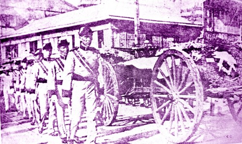 Ang mga Caballeros de Rizal (Knights of Rizal) habang dinadala ang mga labi ni Rizal sa isang prusison patungo sa Luneta.  Larawan mula sa koleksyon ni Renato Perdon.