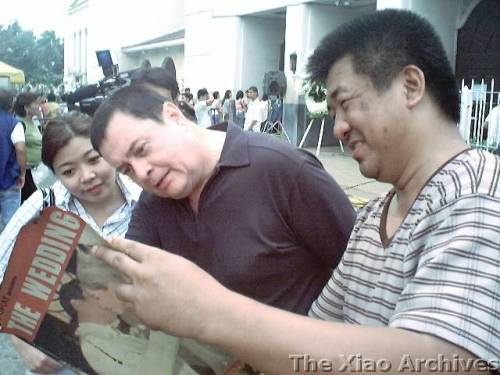 Si Freddie Poe, tinitingnan ang aking PFJ memorabilia, kasama ang stuntman na si Julian Palad.