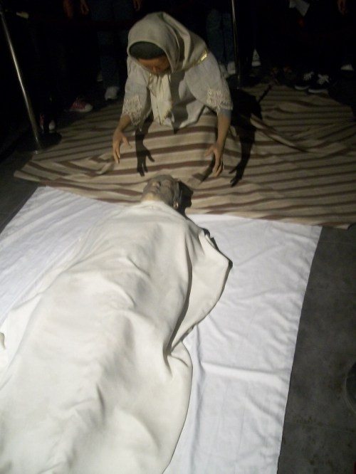 Si Rizal na ipinagluluksa ni Inang Bayan. Dalawa sa mga manikin sa Intramuros and Rizal Light and Sound Museum sa rekonstruksyon ng Beaterio de la Compania de Jesus (Beato), Calle Victoria, Intramuros, Maynila.