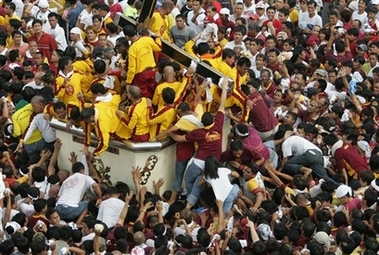 Ang andas ng Poong Hesus Nazareno na pinagkakaguluhan ng mga debote.