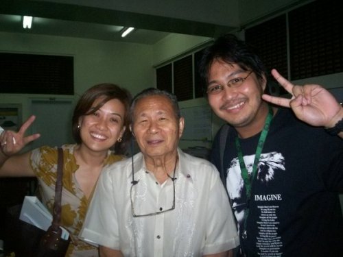 Si Felipe Landa Jocano na pinagigitnaan nina Bernadette Sembrano at Xiao Chua.