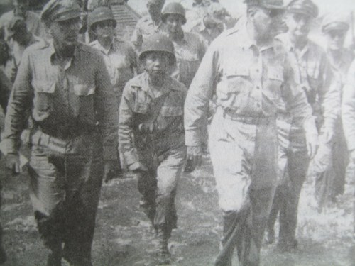 Si Heneral Carlos P. Romulo kasama ni Heneral Douglas MacArthur sa kanilang pagdaong sa Leyte, October 20, 1944.