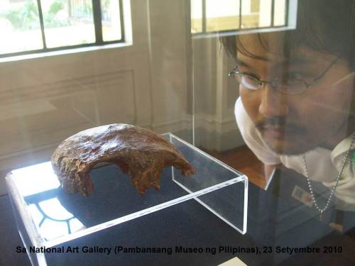 Si Xiao habang pinagmamasdan ang talukap ng Babaeng Tabon.