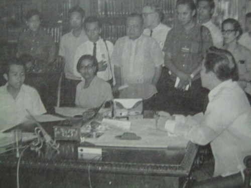 Ang pagpupulong nina Marcos at Edjop at mga kasama.  Mula sa U.G.