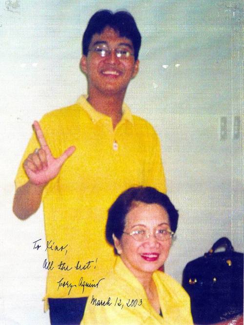 Ikatlong pagkikita: Aquino Center sa Tarlac City, October 2001. Kuha ni Mayo Baluyut.