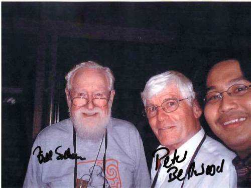 Si Xiao Chua kasama ang dalawa sa mga may magkaibang pananaw sa pinagmulan ng Austronesyano:  Sina Wilhelm Solheim, II at Peter Bellwood.