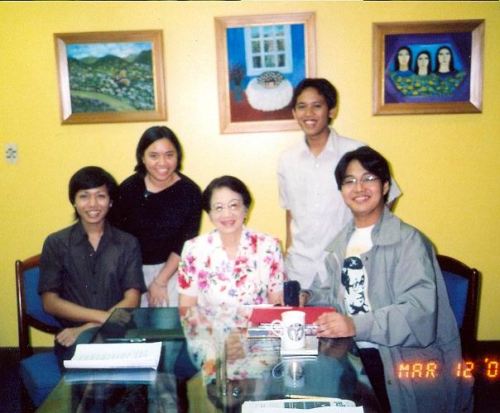 MAHAL NAMIN SI TITA CORY: Hender Gercio, Emma Sagum, Pang. Cory Aquino, Bryan Hernandez, at Xiao Chua. Nasa likuran ang kanyang mga paintings, March 12, 2003.