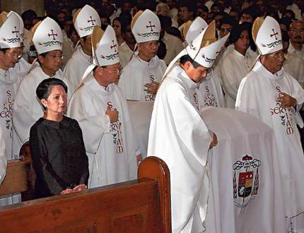 Ang mga obispo ng Simbahang Katoliko buhat-buhat ang mga labi ni Jaime Cardinal Sin, 2005. Ang mahal na Pangulong Gloria Macapagal Arroyo ang naka-itim.