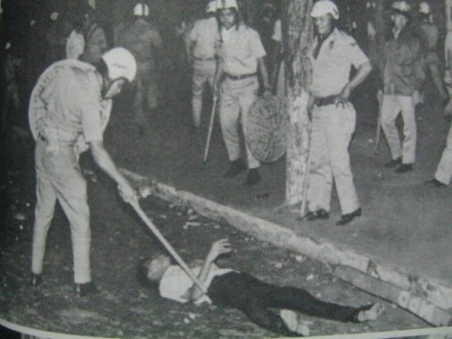 Walang habas at walang pinipiling pagpalo ng mga  awtoridad sa mga aktibista, radikal man o moderato.  Mula sa Not On Our Watch.