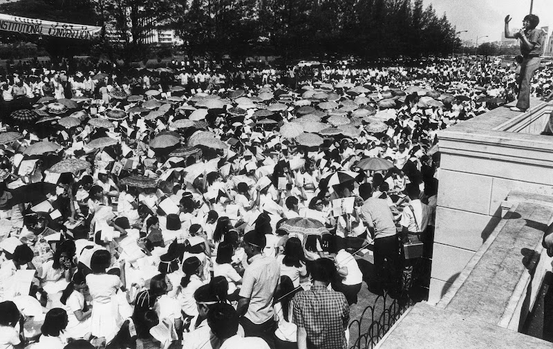 Ang tinatayang 50,000 sa labas ng Kongreso, hinihintay si Pangulong Marcos na lumabas. Mula kay Susan Quimpo.