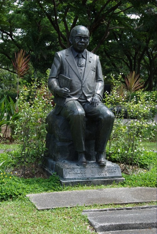 Si Heneral Carlos P. Romulo habang nakaupo sa kanyang sariling libingan sa Libingan ng mga Bayani.