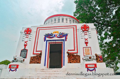 Mausoleo delos Veteranos de la Revolution sa Cementerio del Norte, La Loma, Lungsod ng Maynila. Unang pinaglibingan kay Tandang Sora. Kuha ni Dennis Villegas.