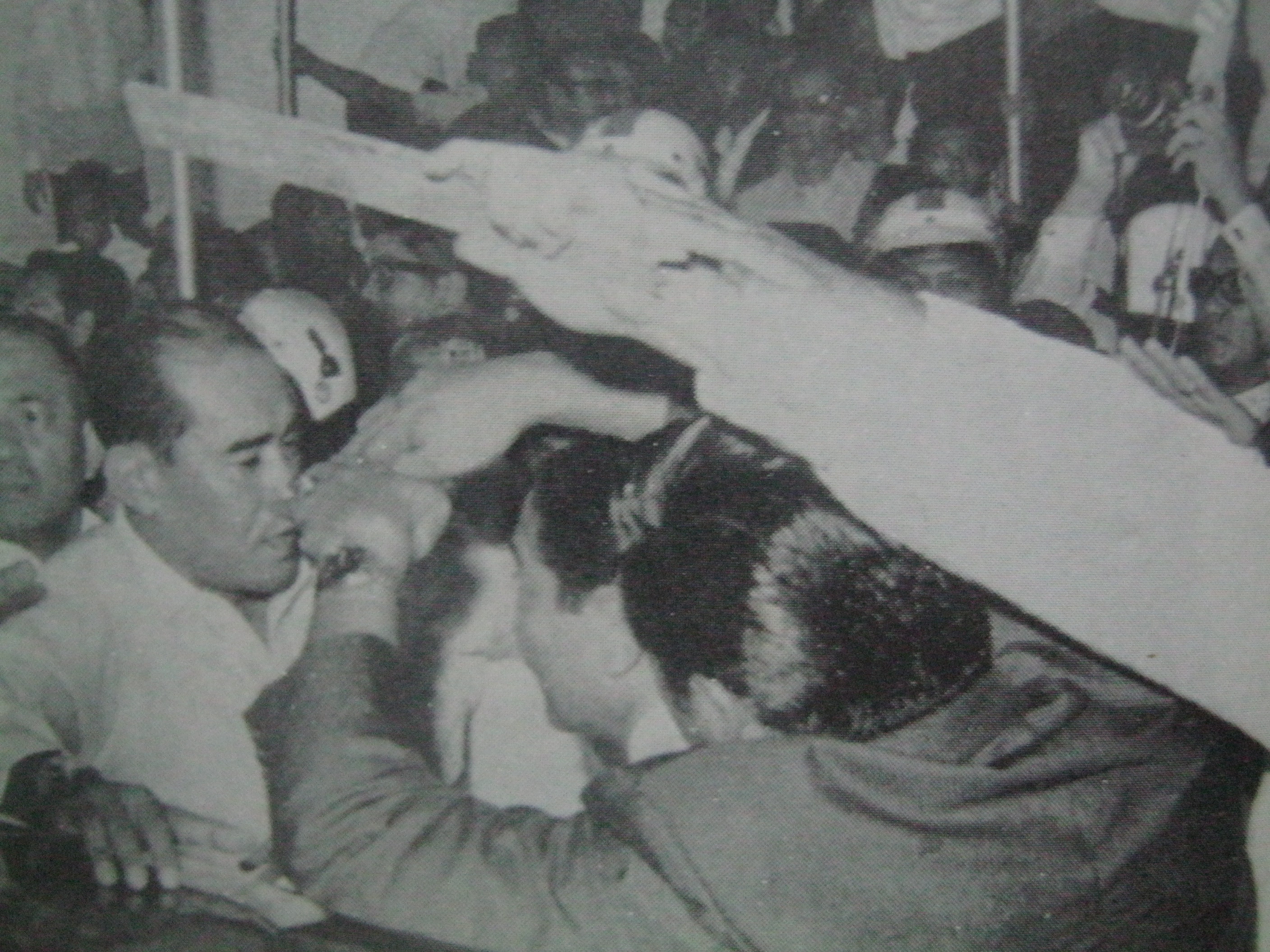 Si Fabian Ver habang pinoprotektahan ang Pangulo. Mula sa Delusions of a Dictator.