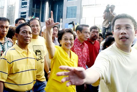 Citizen Cory never stopped defending the kind of democracy she knew.  With Jojo Binay, Noynoy Aquino, Tito Guingona and Rafael Lopa at Ayala Avenue.
