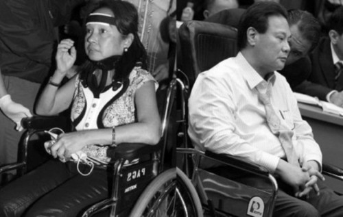 Ang dating Pangulong Arroyo habang nagtatangkang umalis ng bansa at ang Punong Mahistrado Corona matapos ang kanyang "walk-out"