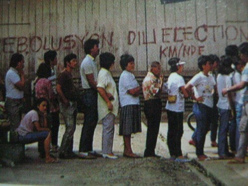 Para lang box-office hit sa takilya. Eksena sa halalan.  Mula sa Bayan Ko!