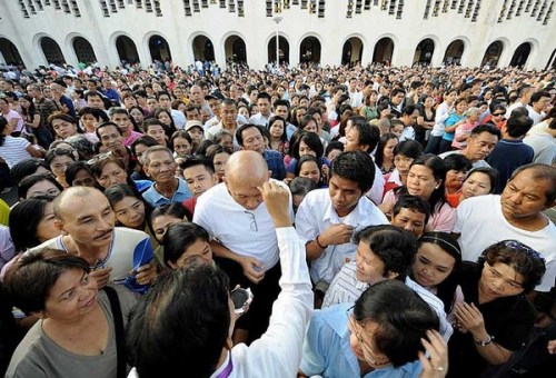 Ash Wedensday sa Baclaran.  Mula sa http://flickr.com/photos/johnhanscom/.