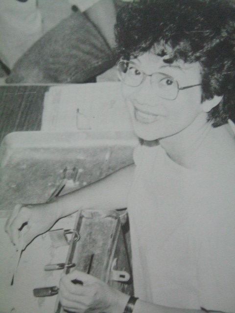 Si Cory Aquino habang bumoboto sa Tarlac noong snap presidential elections ng 1986.  Mula sa Nine Letters.