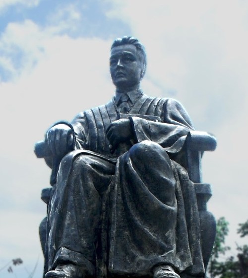 Bantayog kay José Abad Santos sa Kapitolyo ng Pampanga.