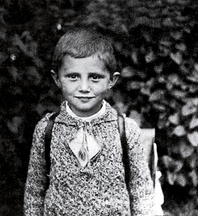 09 Isinilang siyang si Joseph Alois Ratzinger noong April 16, 1927 sa Bavaria, Germany