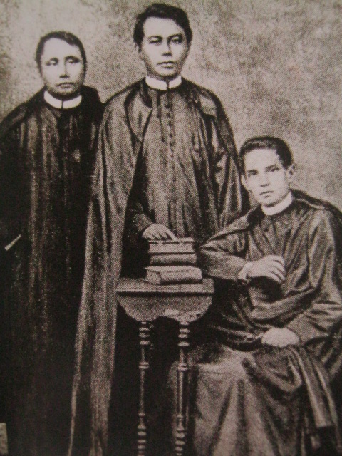Padre Mariano Gomes, Padre Jacinto Zamora at Padre José Apolonio Burgos, malamang sa malamang composite na larawan. Mula sa Kasaysayan: The Story of the Filipino People.