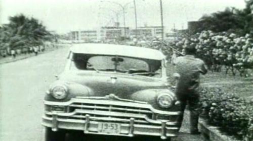 Ang asar talong si Campo sa aktong pinapaputukan ang mga estudyante.  Mula sa Eugenia Apostol Foundation.