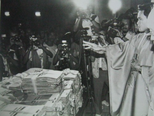 Pagbendisyon sa higit isang milyong lagda upang tumakbo si Cory Aquino.  Mula sa Bayan Ko!