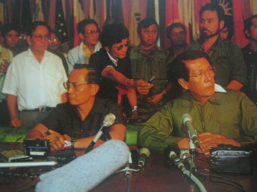 Ang pagtiwalag nina Ramos at Enrile sa Camp Aguinaldo, February 22, 1986. Mula sa Bayan Ko!