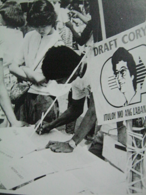 Ang paglagda nang mga tao upang tumakbo si Cory Aquino.  Mula sa Nine Letters.