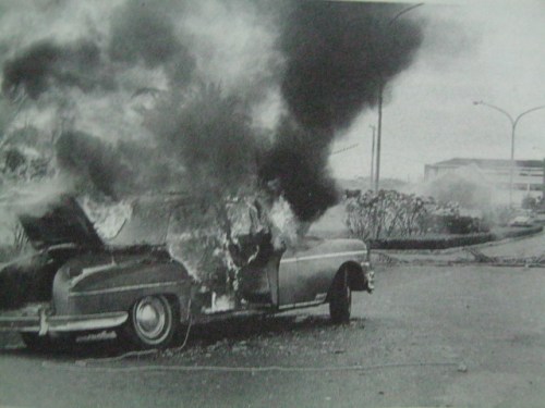 Ang nasusunod na kotse ni Campo sa University Avenue.  Mula kay Susan Quimpo.