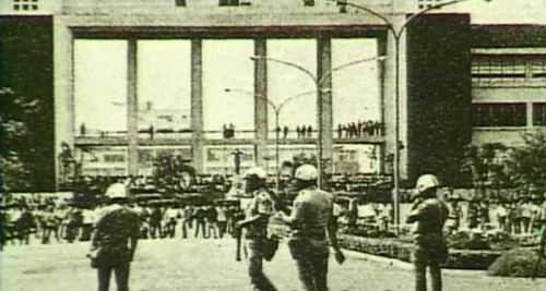 Labanan ng mga pulis at mga iskolar ng bayan.  Mula sa Eugenia Apostol Foundation.