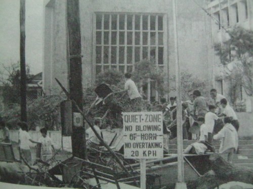 Ang pagbarikada sa Palma Hall o AS Bldg,  Mula kay Susan Quimpo.
