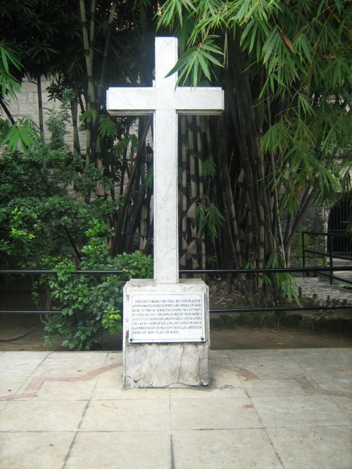 Ang marmol na krus na tanda na ito ang huling hantungan ng 600 mga sundalo na natagpuang patay sa lugar na iyan.  Luha ni Xiao Chua.