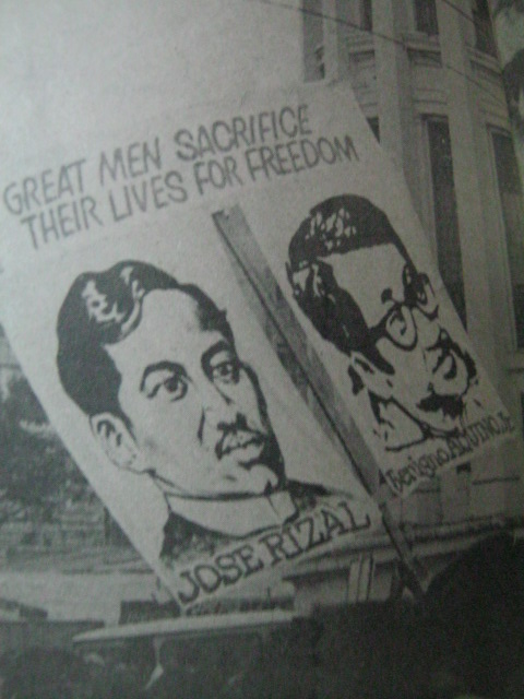 Ang paralelismo na ibinigay ng bayan: Si Jose Rizal at Ninoy Aquino. Mula sa Mr. & Ms. Special edition.