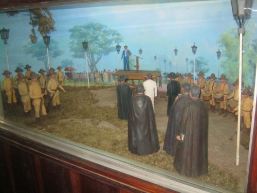 Isang diorama ng Gomburza na tumutungo sa kanilang kamatayan. Kuha ni Xiao Chua sa Burgos Museum, Vigan, ilocos Norte.