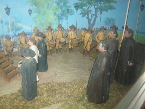 Isang diorama ng Gomburza na tumutungo sa kanilang kamatayan. Kuha ni Xiao Chua sa Burgos Museum, Vigan, ilocos Norte.