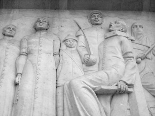 Paggarote sa tatlong paring martir. Isang bas relief sa Quezon Memorial Monument sa Lungsod ng Quezon. Kuha ni Xiao Chua.