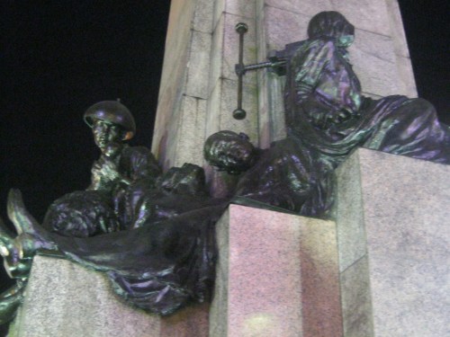 Paggarote sa tatlong paring martir. Detalye ng monumento ni Gat Andres Bonifacio sa Caloocan na nilikha ni Guillermo Tolentino. Kuha ni Xiao Chua.