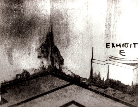 Ang bahagi ng pader sa kanang bahagi ng altar na may mga bakas ng dugo.  Ilang dekada rin na hindi matanggal ang mga dugong ito.  Mula kay Dr. Vic Torres.