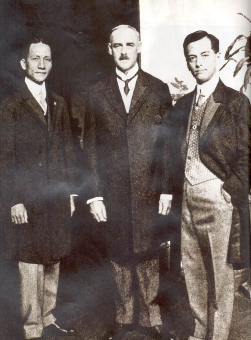 Si Manuel Quezon, Gobernador Heneral Francis Burton Harrision at Sergio Osmena.  Mula sa Kasaysayan:  The Story of the Filipino People.